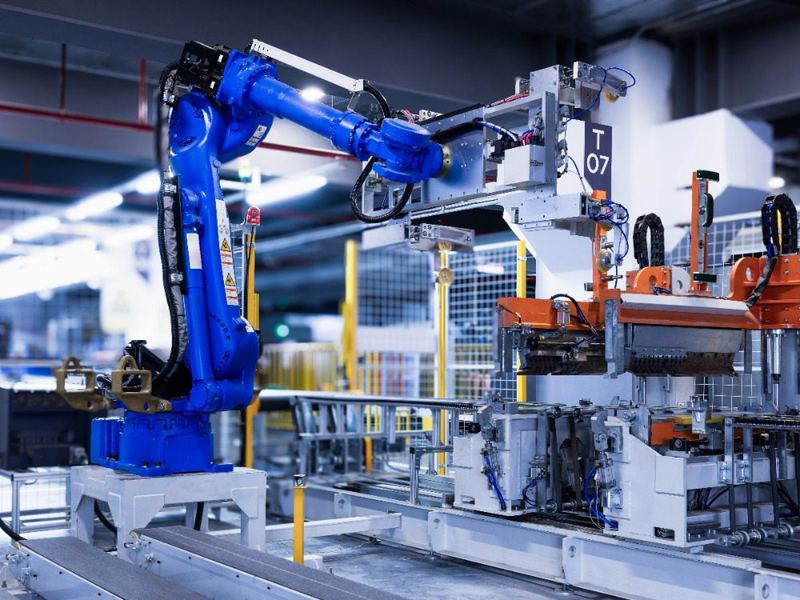 Industrieroboter in einer automatisierten Produktionsanlage