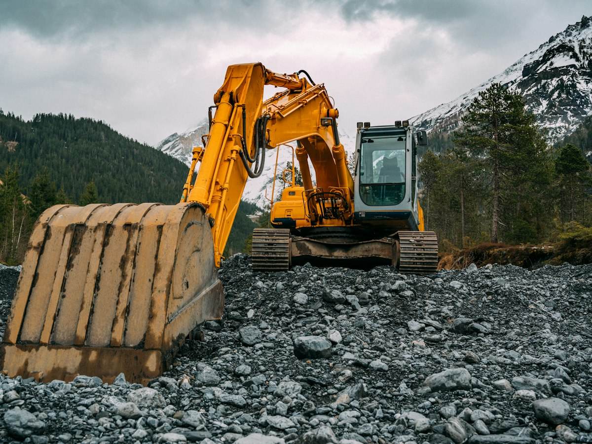 Bagger im Einsatz auf der Baustelle – Steckverbinder für Land- und Baumaschinen