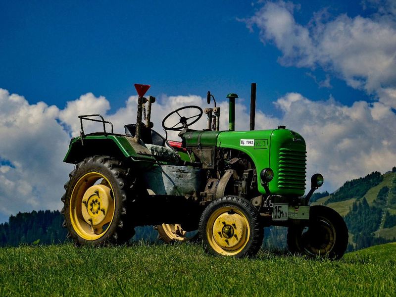 Traktor auf einer Wiese – Steckverbinder für Land- und Baumaschinen
